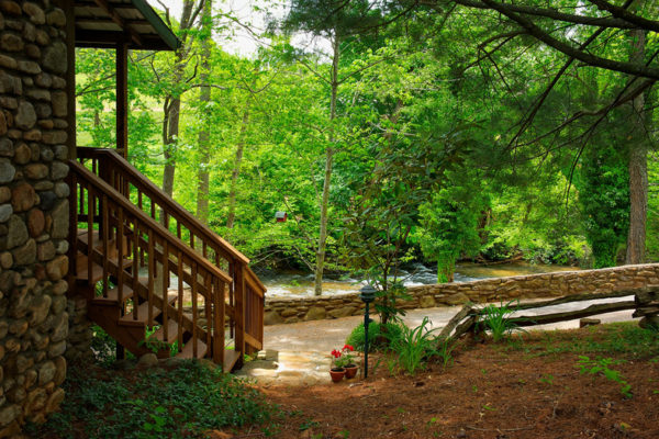 exterior-chickadee-cabin